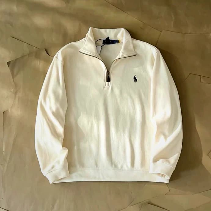Sweat Ralph Lauren crème photographié à plat, prêt à être scanné